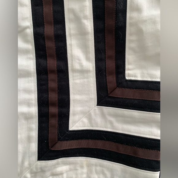 White House Black Market skirt with sewn geometric detail. Size 6. - Picture 3 of 4